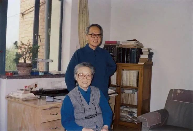 1972年，钱钟书的女儿被邻居骂了一句“臭寡妇”，随后又扇了一巴掌。突然