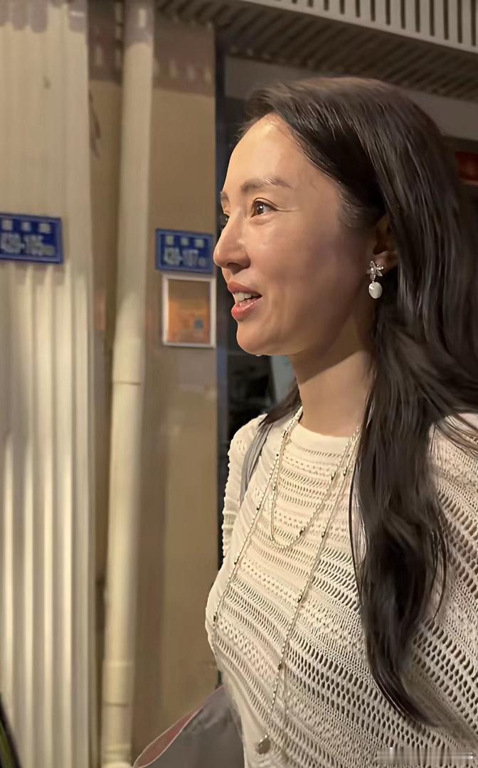 董璇走在厦门斗西路，几乎素颜