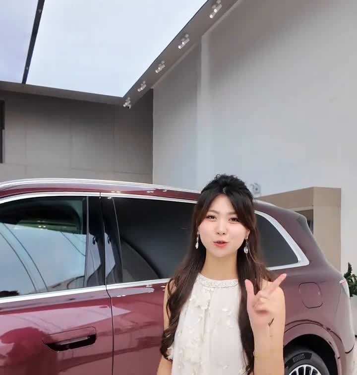问界M8。最近问界M8真的是火出圈了，给你们变个魔法，这出门就像变魔法一样。