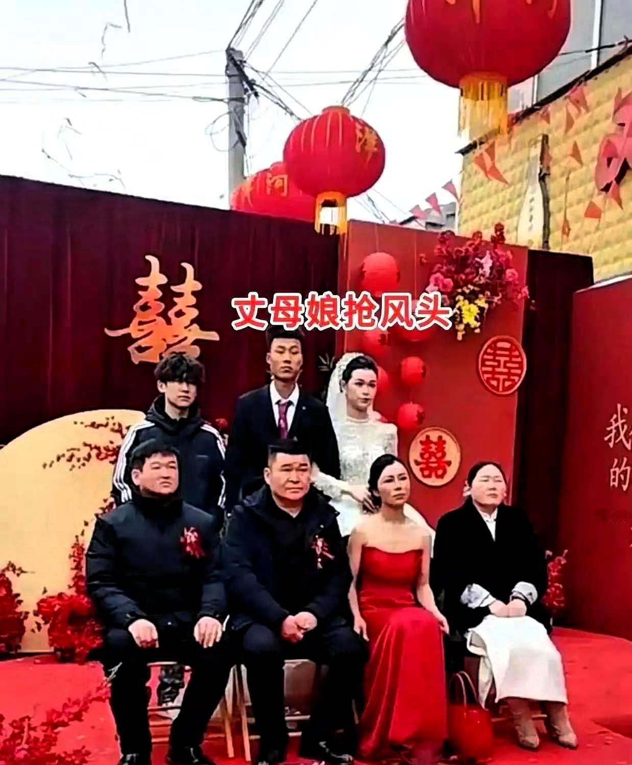 河南这场婚礼，短短三分钟，看得人尴尬癌都犯了。新娘的亲妈穿着一身红色抹胸装站