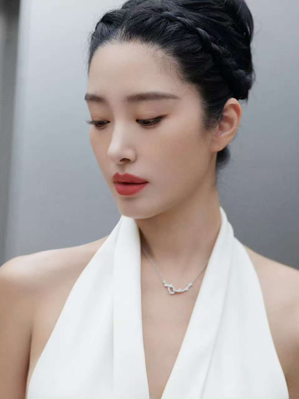 杨采钰东方骨相美完全就已经get到了一种真正的美丽了呀，咱们就是说杨采钰东