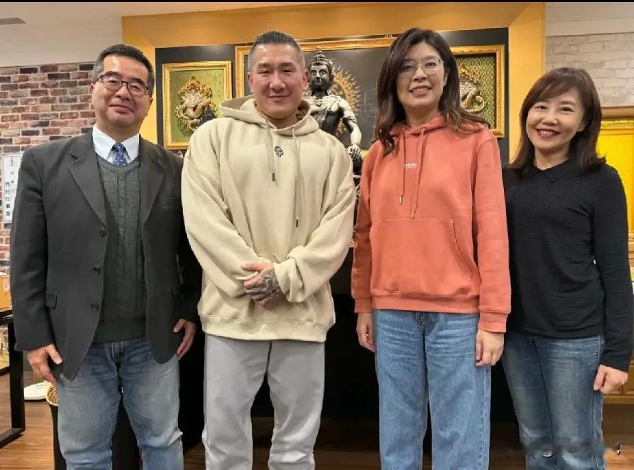 馆长现在立场既蓝又白，反正肯定不是绿的了！馆长不仅跟蓝营主席郑丽文和副主席萧旭岑