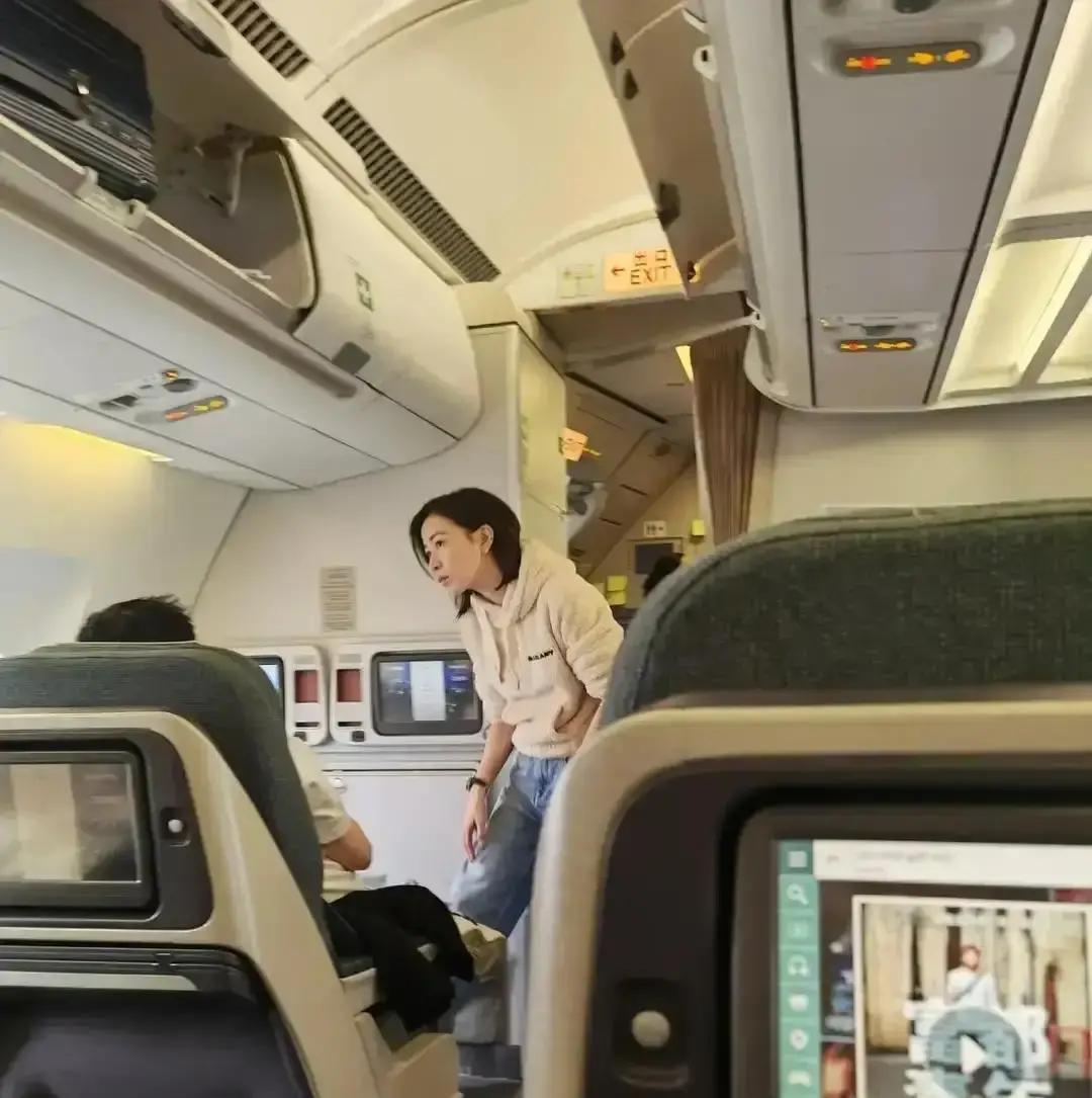 真正的大牌，从来不坐在头等舱里。今天刷到佘诗曼的热搜。她坐经济舱回香港，被