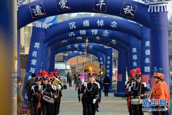 每每回到农村，遇上白事，总能看到让人唏嘘的场面：长长的送葬队伍占满整条村道，统一