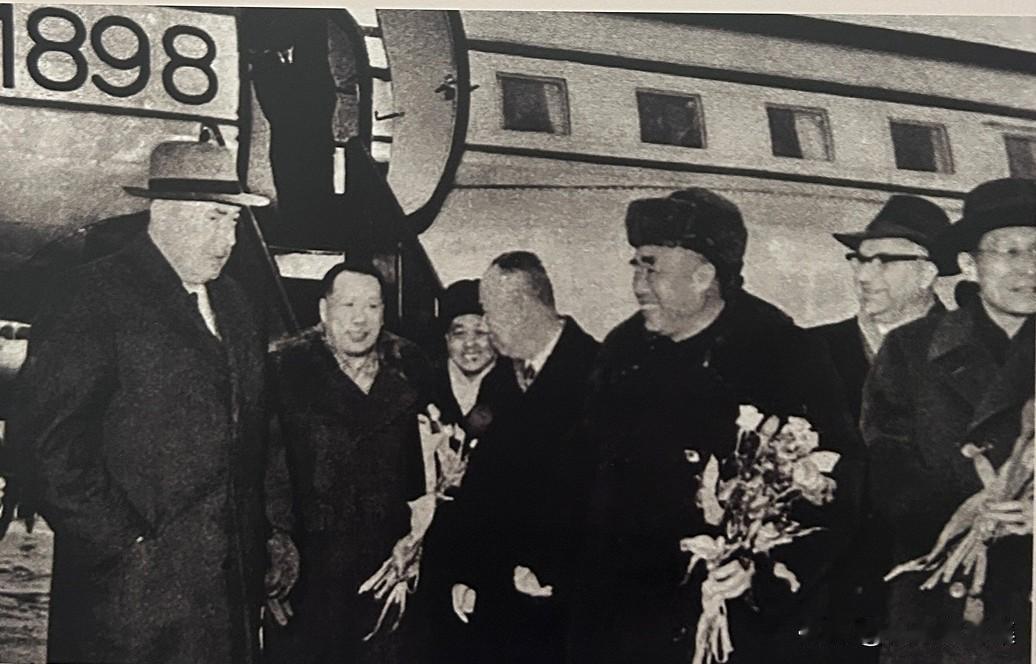 1958年10月至1967年4月，伍修权担任中共中央对外联络部副部长，并曾兼任机