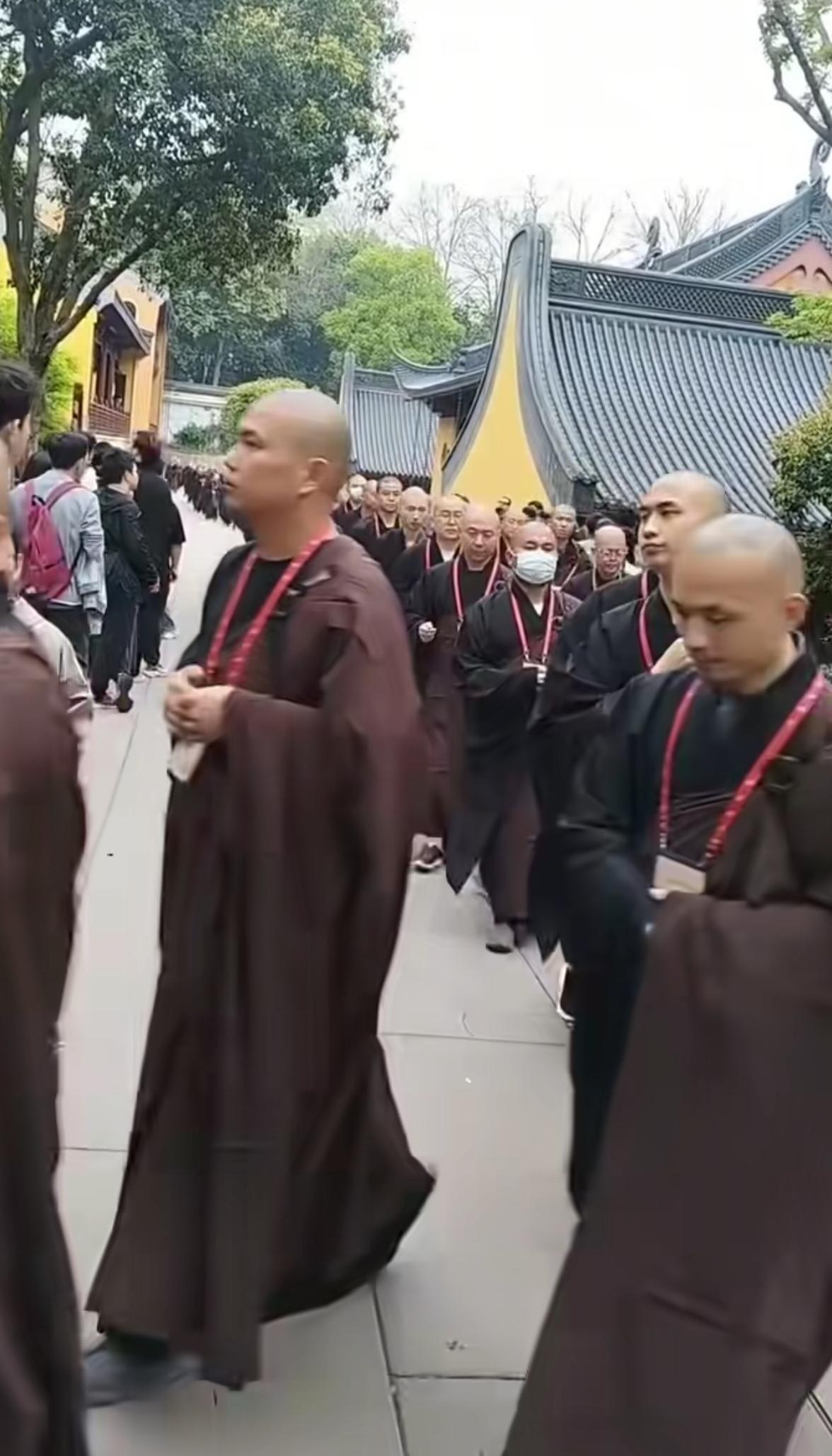 一群不劳而获的人，国家应该出手整顿了。这么多人？吃的喝的从哪里来？穿的用的