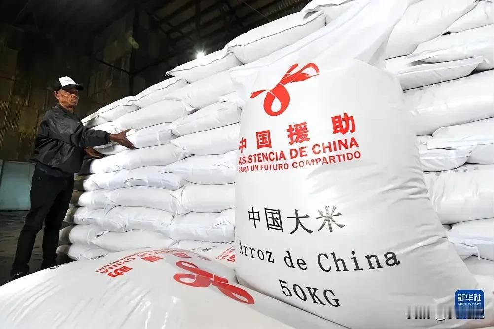 古巴缺粮还缺钱，我们紧急援助3万吨大米。♦古巴仍然搞计划经济体制，这早已被