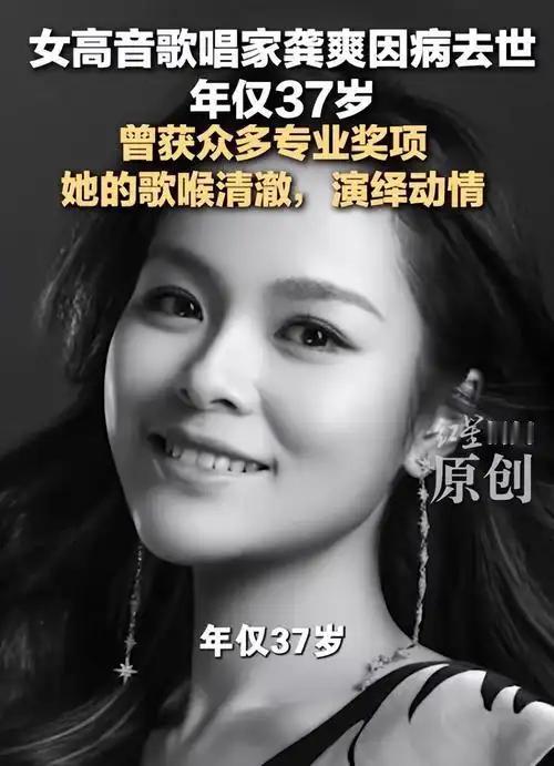 司马南现身八宝山悼念龚爽，头发白了许多，手拿白色鲜花，眼中露出浓浓的不舍。