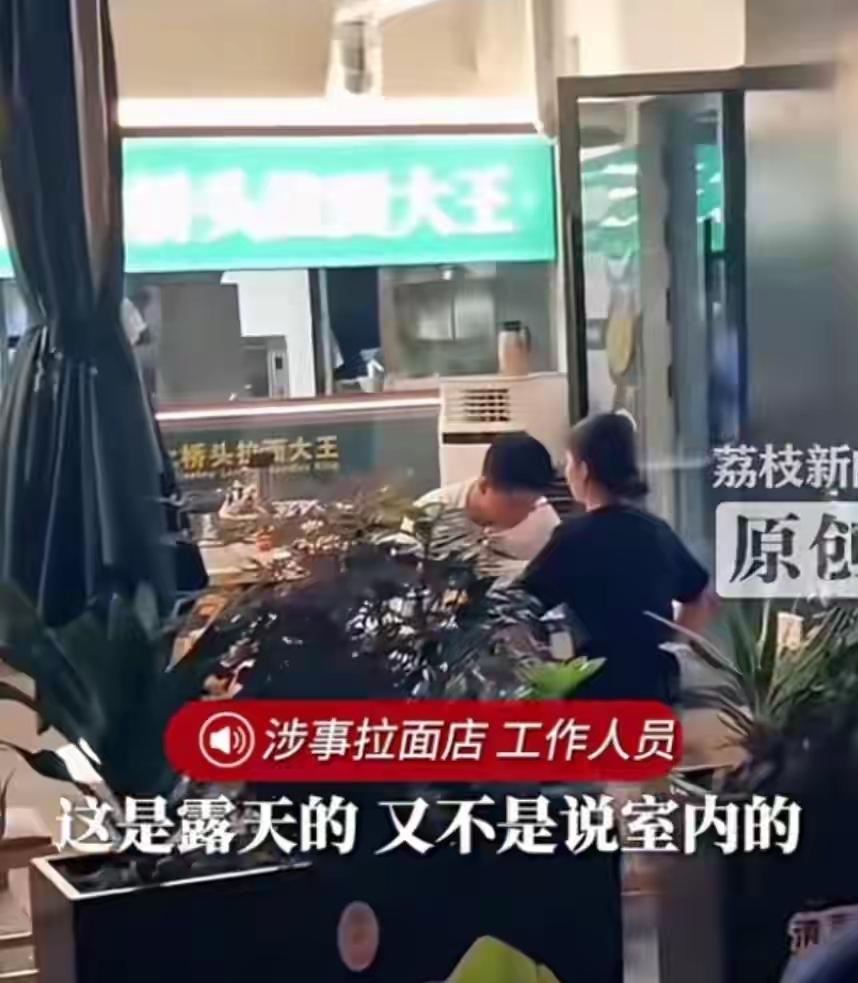 最近餐饮场所人狗同桌的乱象，真是一波未平一波又起。前脚大连烧烤店女子喂狗撸串刚被