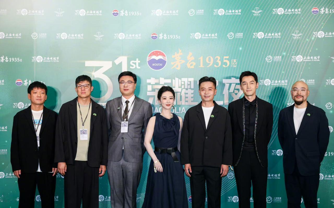 白玉兰晚宴杨紫咋就和女星合影时输了？此次杨紫作为本届唯一90后提名者，这也已