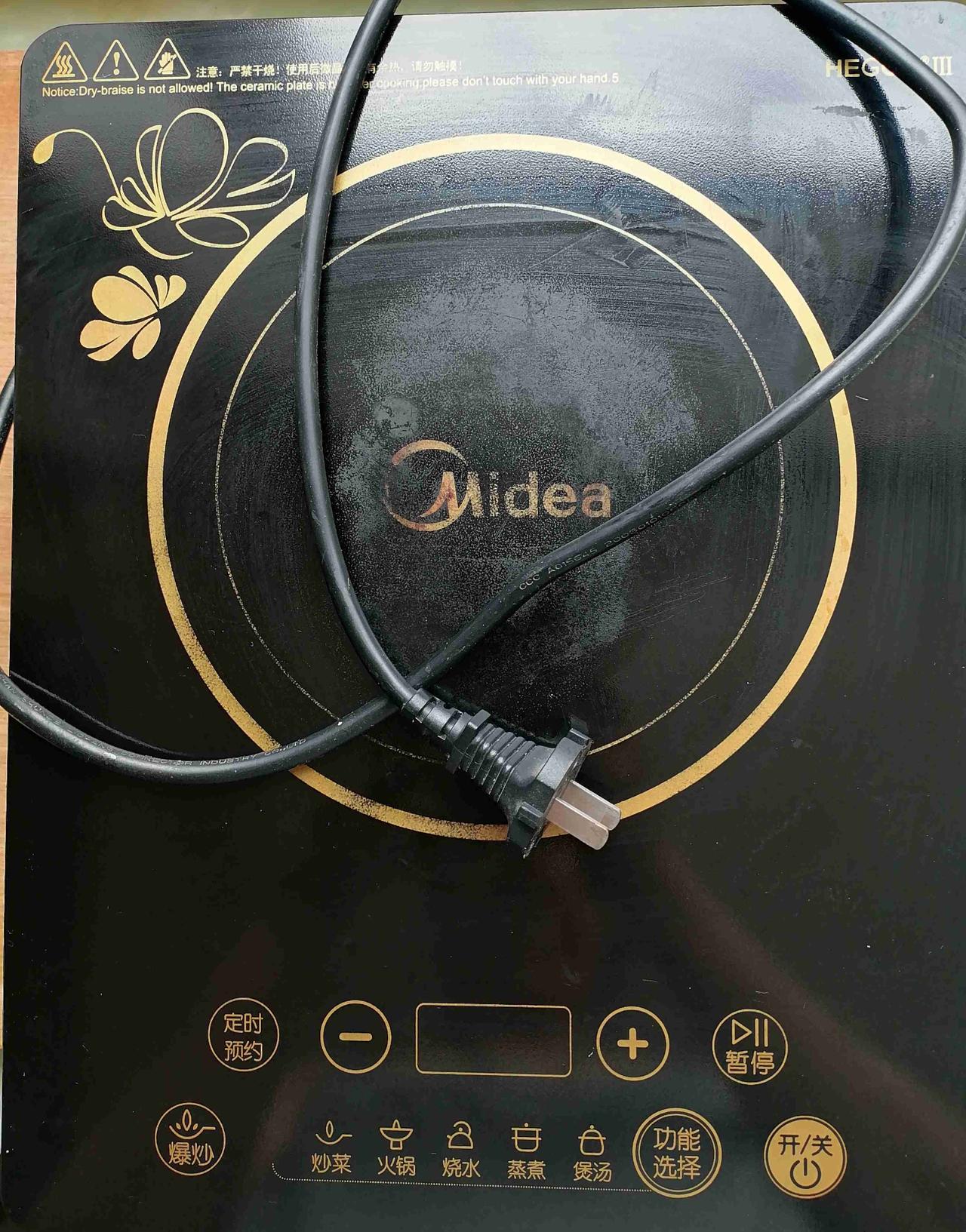 看我把什么拿出来了，是电磁炉，这两天天气太热了，在家里做饭每次都是大汗淋漓，等做