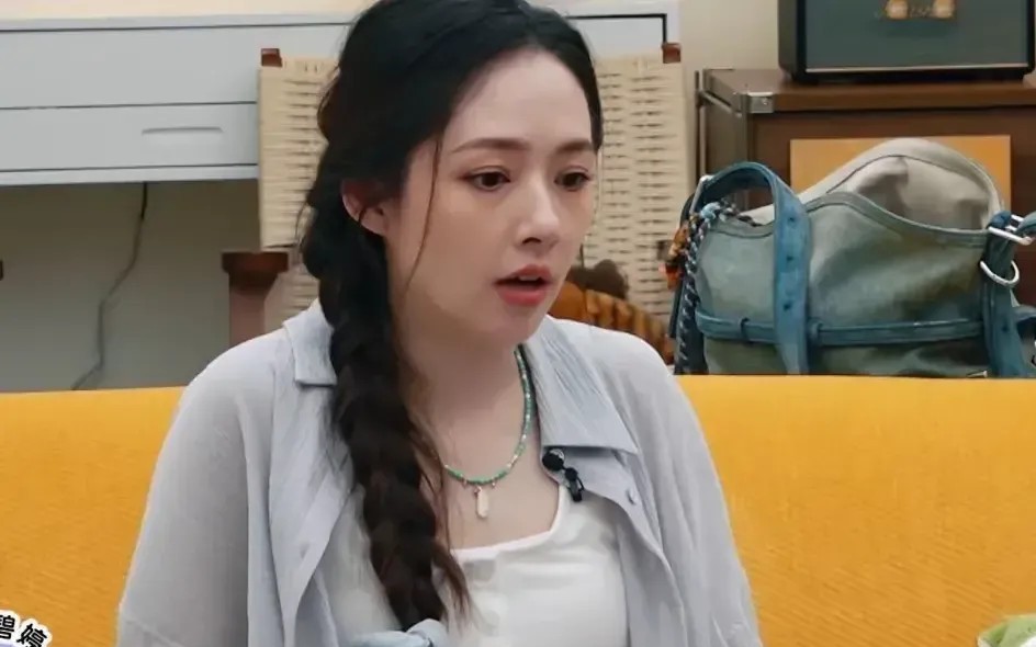 郭碧停！难道是又一个大S？向佐的老婆哭穷谁信呀！节目里郭碧婷掰着手指算账：俩娃国