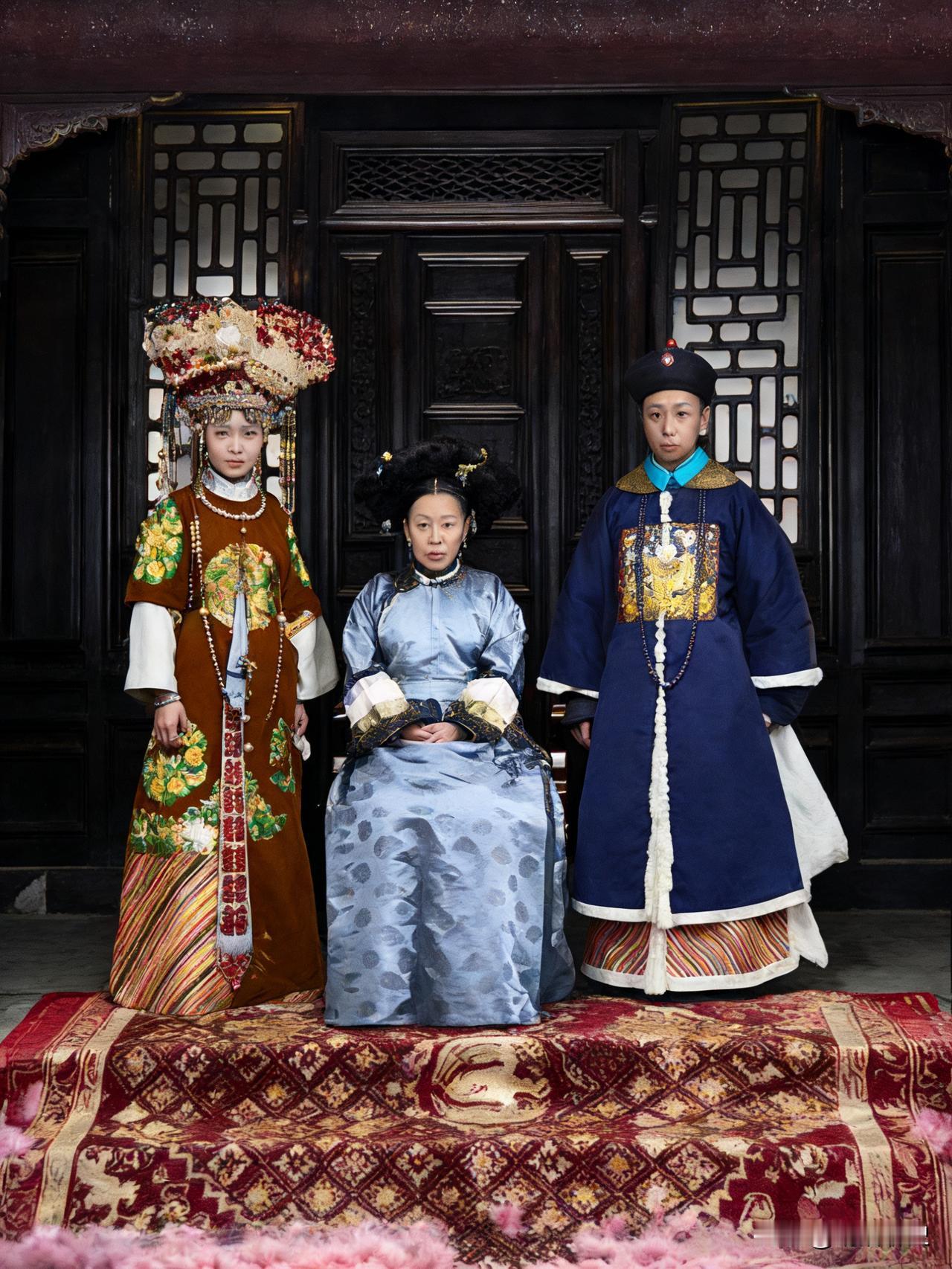 这是瑾妃的真实模样，照片拍摄于1924年。那么站在瑾妃身旁的两位年轻人是谁呢？