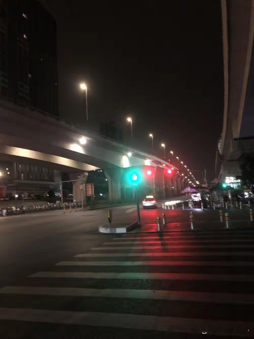 年初一清晨六点，深圳的地铁里坐着去干日结工的人。车厢空荡荡的。他刷着手机，列