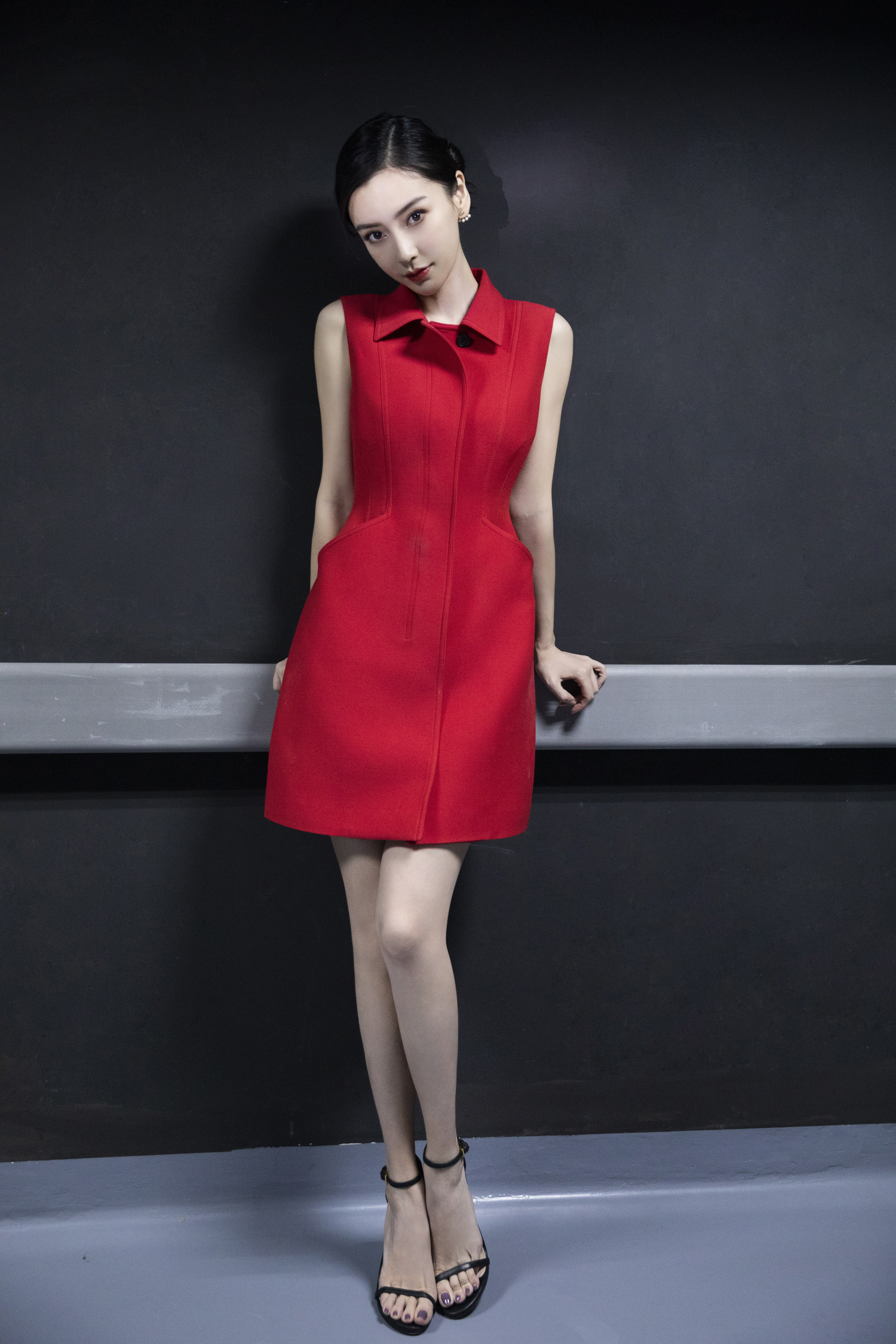 杨颖2020年北京卫视春节联欢晚会的现场造型还得是baby妈妈啊腿好极品！