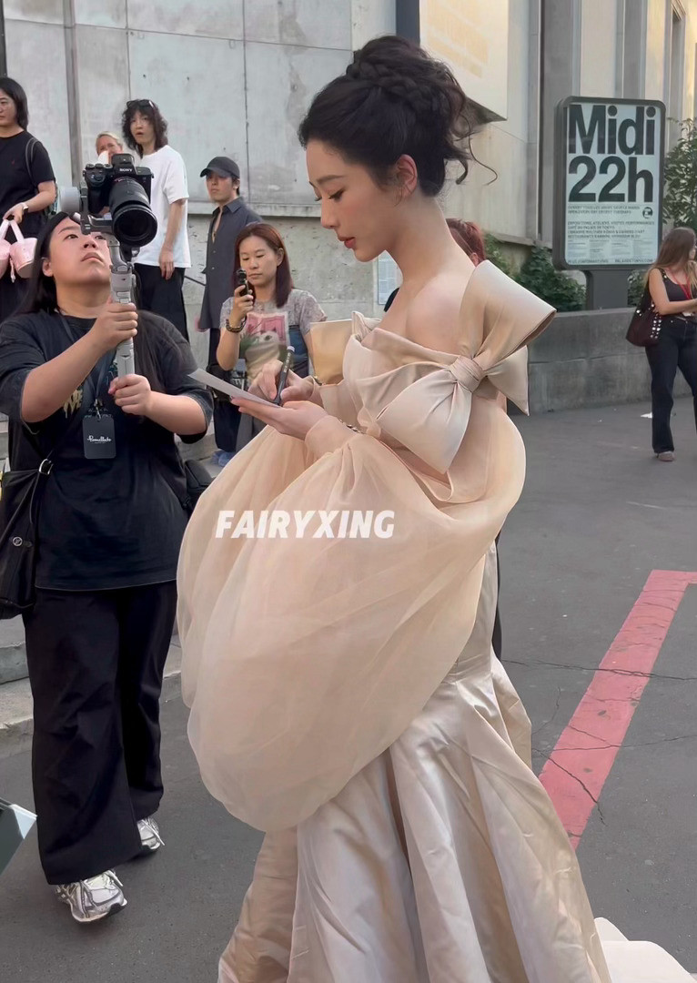 杨紫今天巴黎时装周路透