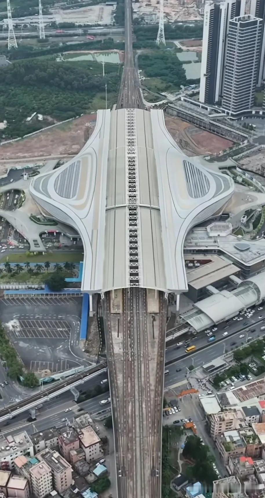 航拍东莞虎门高铁站，这造型你们觉得像啥呢？其实虎门站原本并不是这样的，作为曾经东