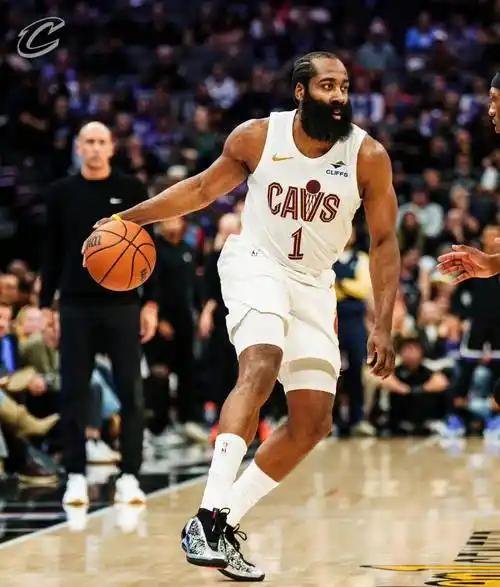 上赛季季后赛那会儿，哈登跟布劳恩起冲突那球特别明显。球刚到哈登手上，布劳恩就用身