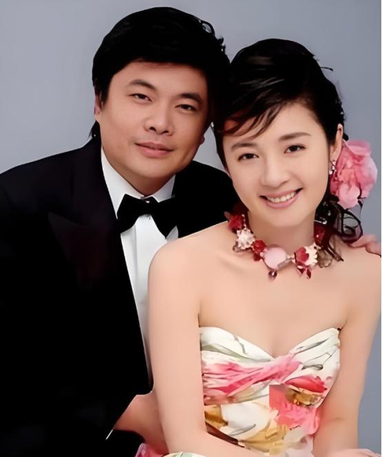 2004年，亿万富翁丁健对妻子说：“给你一个亿，离婚吧，我爱上别人了”，可妻子抱