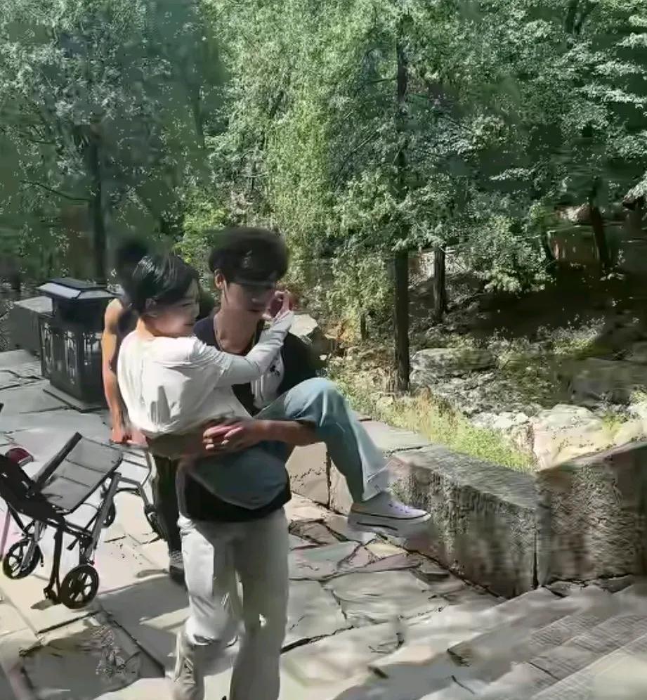 截肢女孩在泰山陪爬博主的视频下留言“一条腿可以爬泰山吗？”博主回复：“可以，我的
