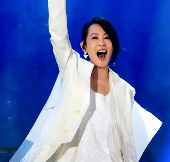 刘若英之后应该很难再开演唱会了原因很简单不是她没法唱歌了，也不是她唱的不