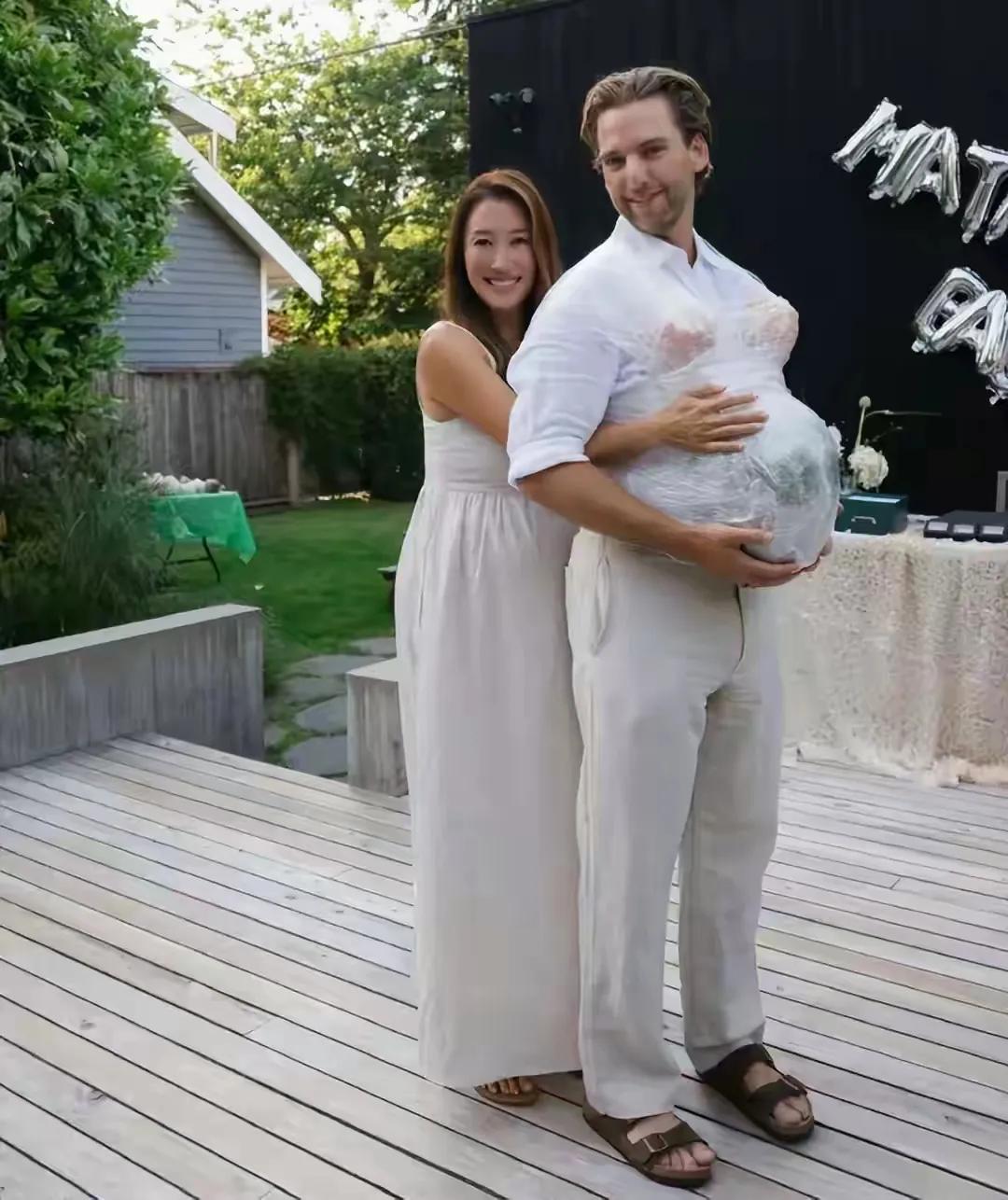 谢婷婷这样的孕妇照美不美先不说，搞笑是肯定的了，她男友这肚子比她的都要大。