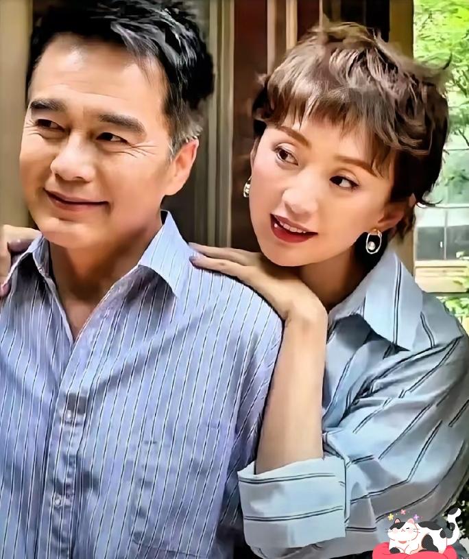 何晴走了，许亚军却静悄悄的。这事儿咂摸起来挺有意思。一个自称结四次婚，是