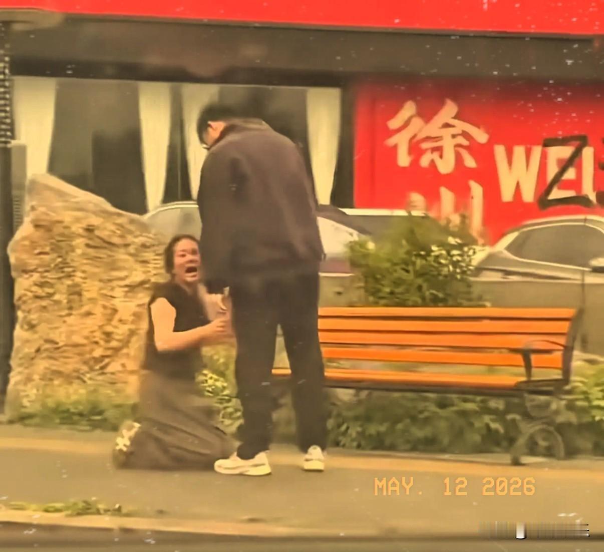 徐州街头发生了令人感慨的一幕：一女子婚内出轨，始终不肯让丈夫看自己手机，丈夫强
