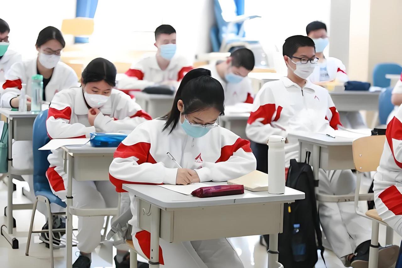 高一数学突然跟不上😭成绩断崖下滑真的太正常了！很多同学中考数学还能拿高分，一
