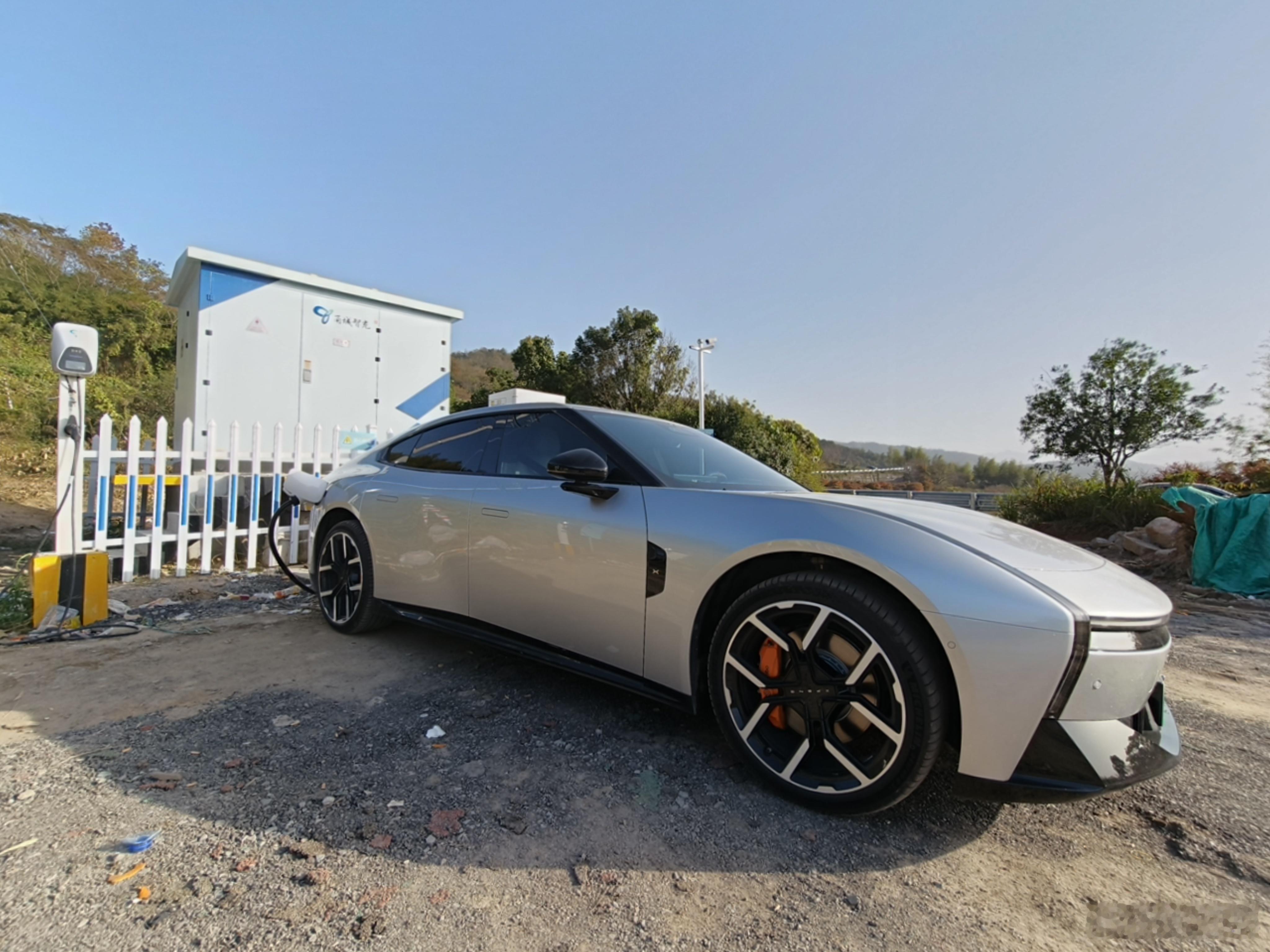 给我的大玩具充充电。