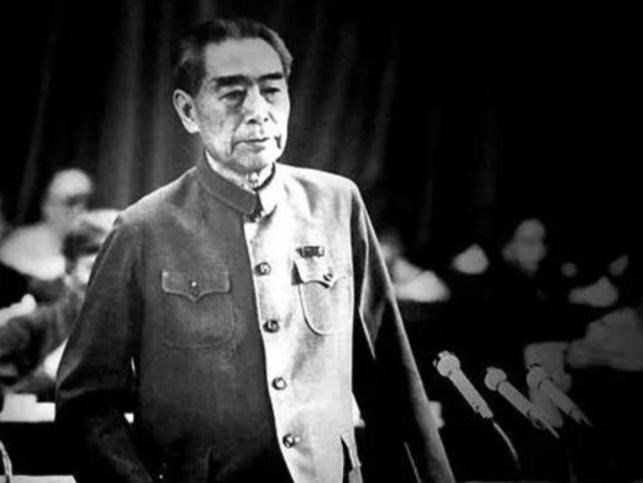 1971年，一个外宾参加国宴时，顺手拿走了国宝九龙杯，工作人员不知如何是好。周总