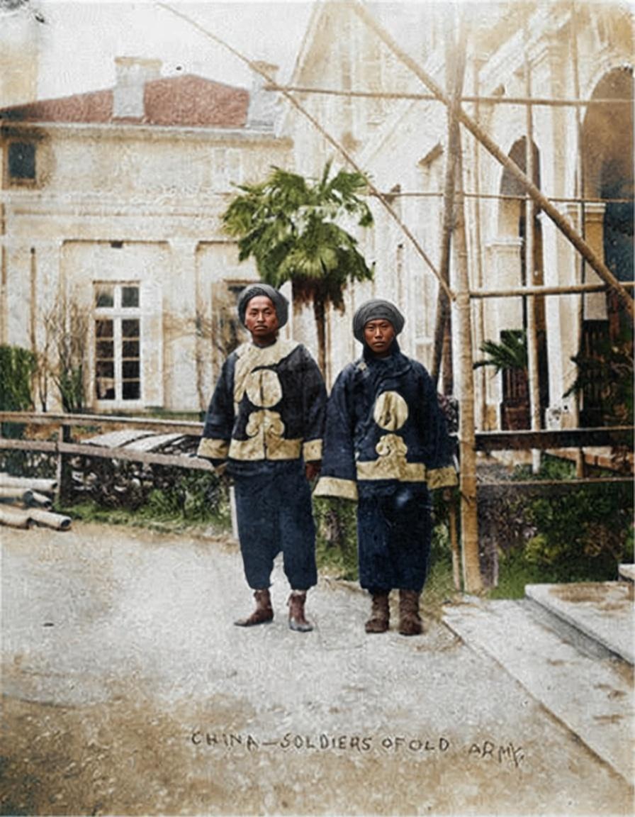 19世纪末，外国摄影师在上海租界拍摄的晚清租界华人巡捕（工部局华勇），也可归为晚