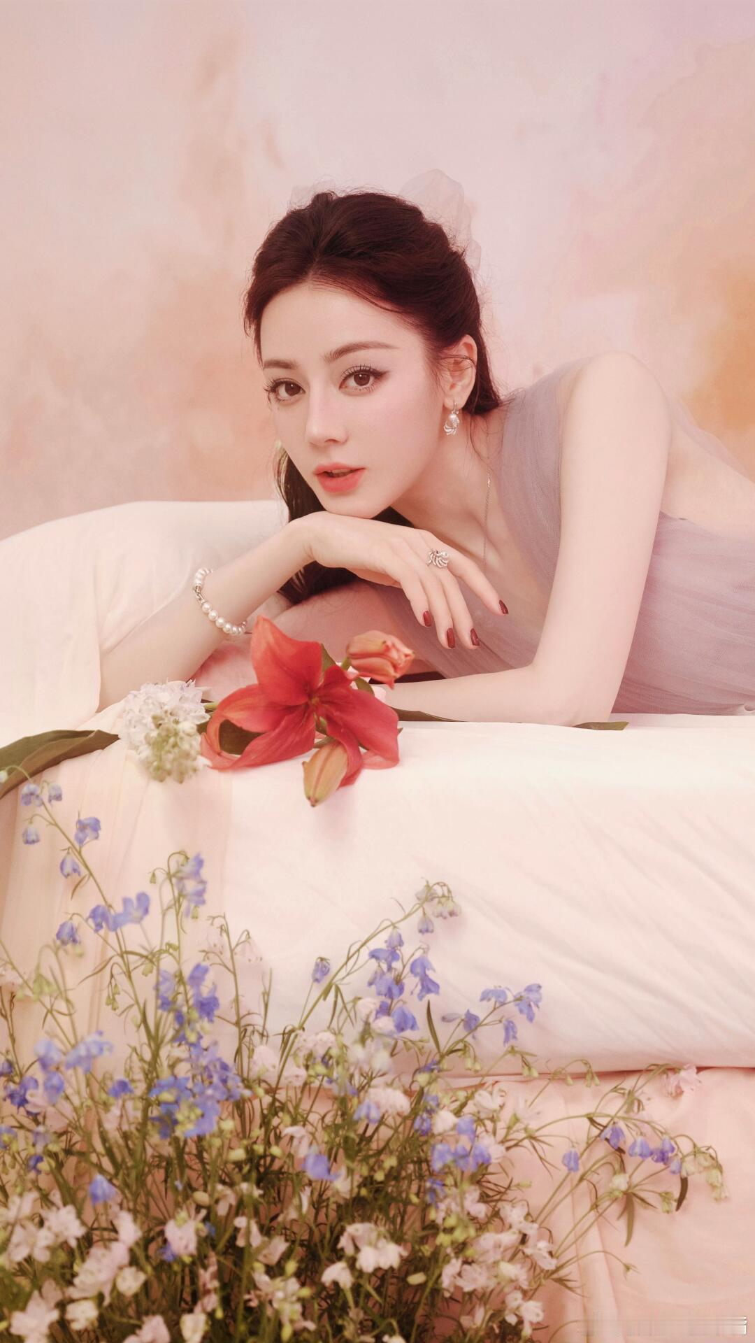 迪丽热巴迪丽热巴｜神颜暴击纱裙轻盈，繁花簇拥，每一个姿态都美到心巴上