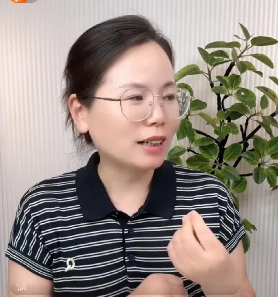 京城小二还不是北京户口，昨天直播间被黑粉攻击说了大实话，两个孩子出生就是北京户口
