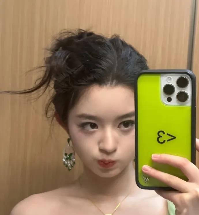 黄杨钿甜家的最终后续来了，1.天价耳环有火彩的，是朋友送的是玻璃的。2.二孩