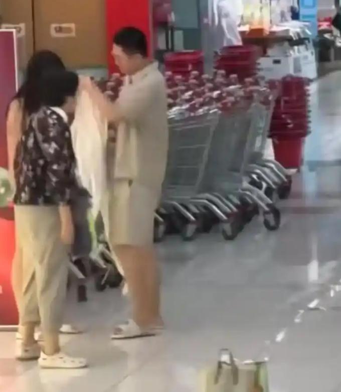 2026年7月28日，山东临沂，一对年轻情侣在商场里发生争执，女生一气之下把身上