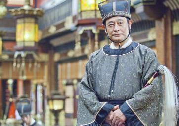 唐代宗召集百官开会，忘了告诉大太监鱼朝恩。鱼朝恩大怒，来到朝堂指着宰相骂道：“朝