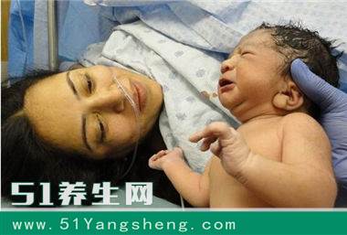 女人产房里生孩子会出现这事! 有点尴尬, 医生会保守秘密吗?