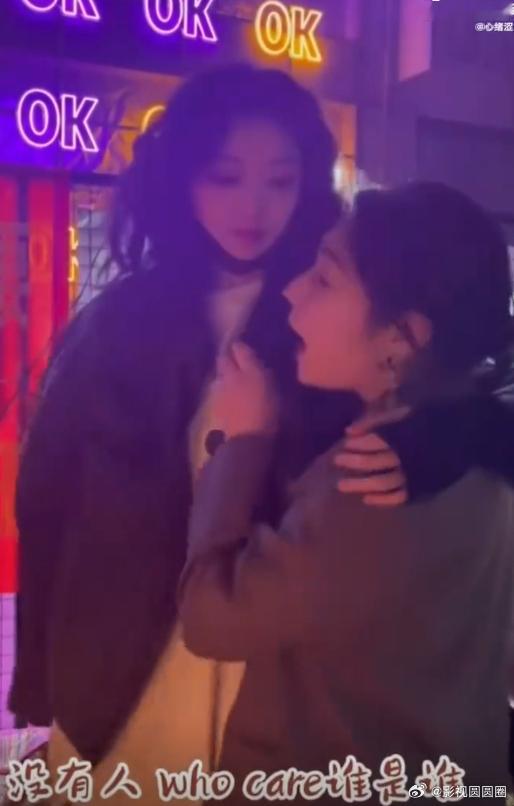 孙千早期还摆过地摊孙千早年摆地摊的经历好鲜活夜市的烟火气里她主动揽客跟路人自