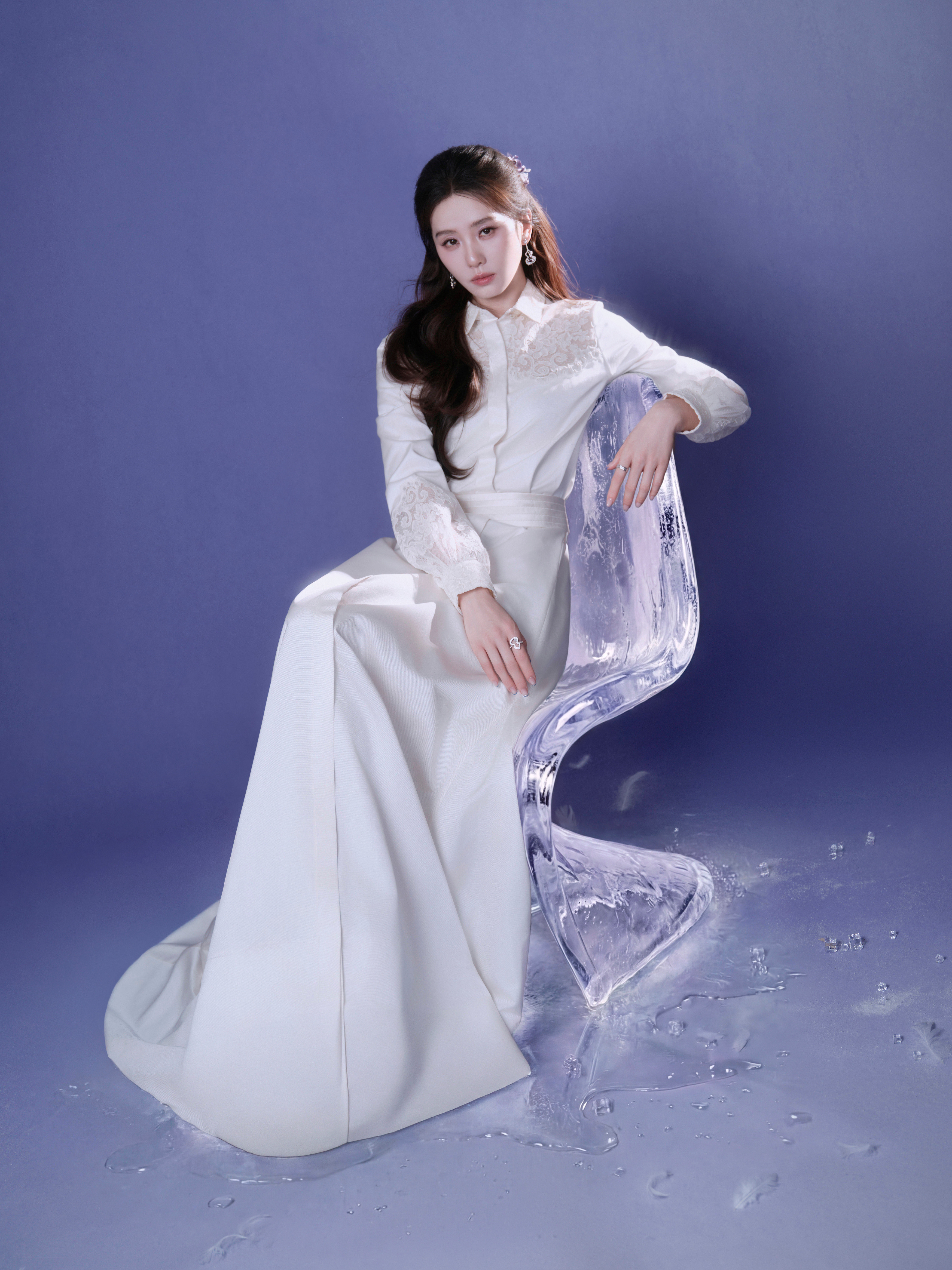 刘诗诗 以纯白开启轻盈梦境，诉温柔想象，结构隽永紫色。