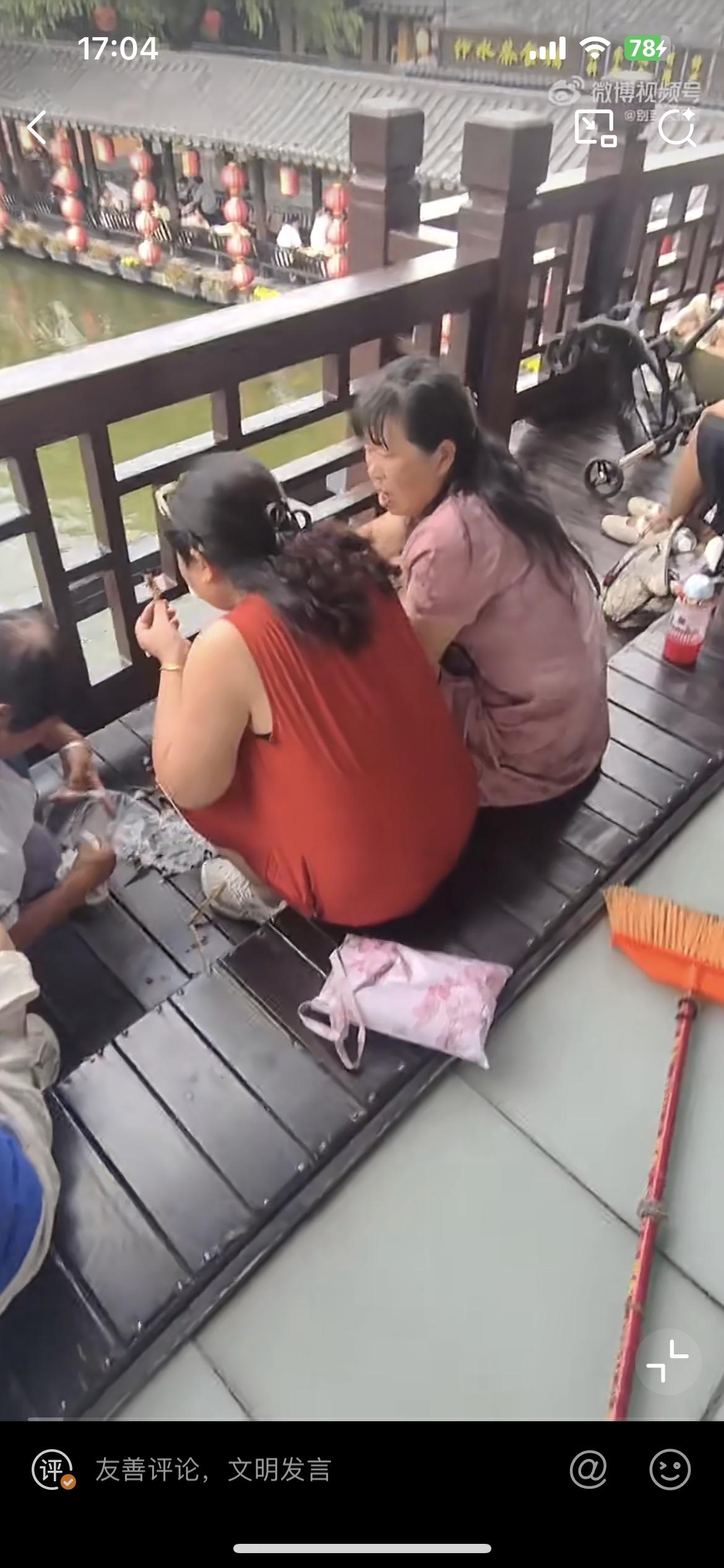开封清明上河园景区这三个老阿姨吃爽了，可把蹲在地上清理的保洁阿姨害惨了，这三个老