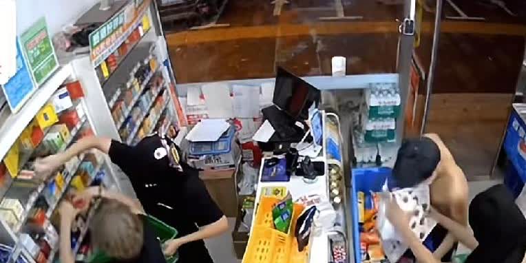 在郑州开个无人便利店太难了河南郑州，凌晨四点，四名男子直接进入一家无人便利店