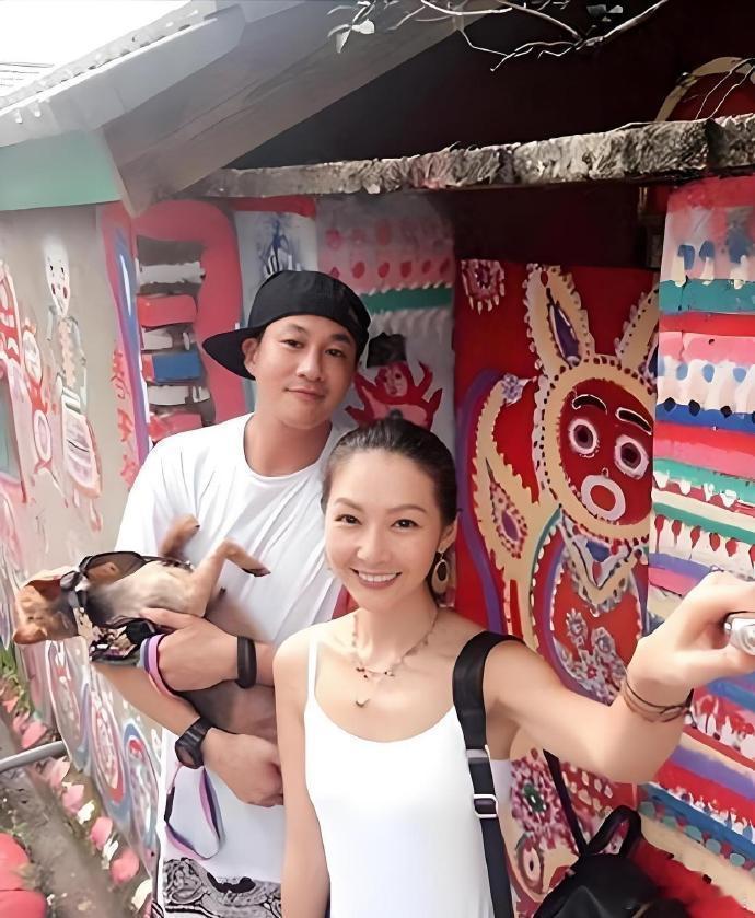 何润东在事业巅峰时期娶了售货员的妻子现在依然恩爱如初​​​