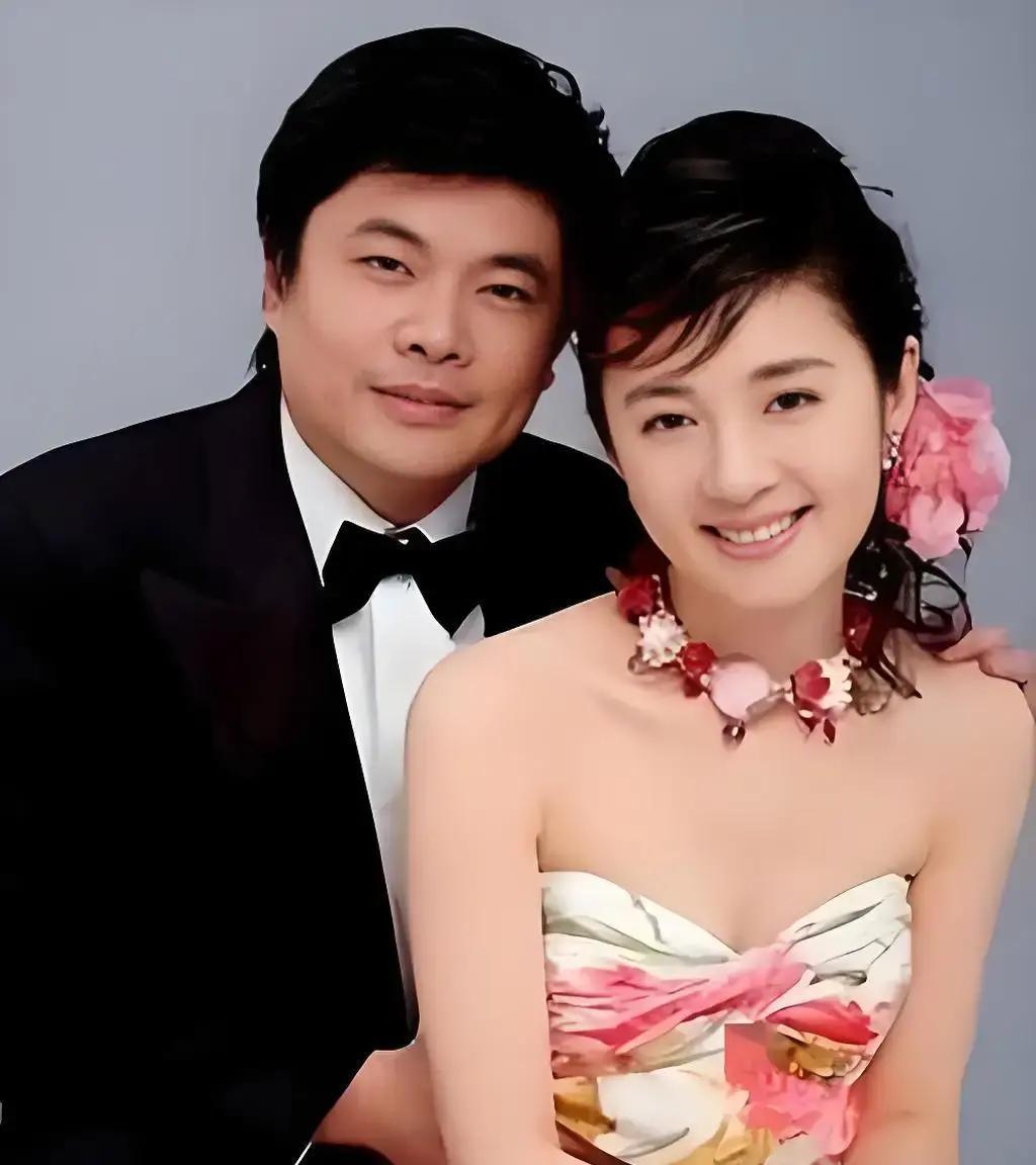 2004年，亿万富翁丁健对妻子说：“给你一个亿，离婚吧，我爱上别人了”，可妻子抱