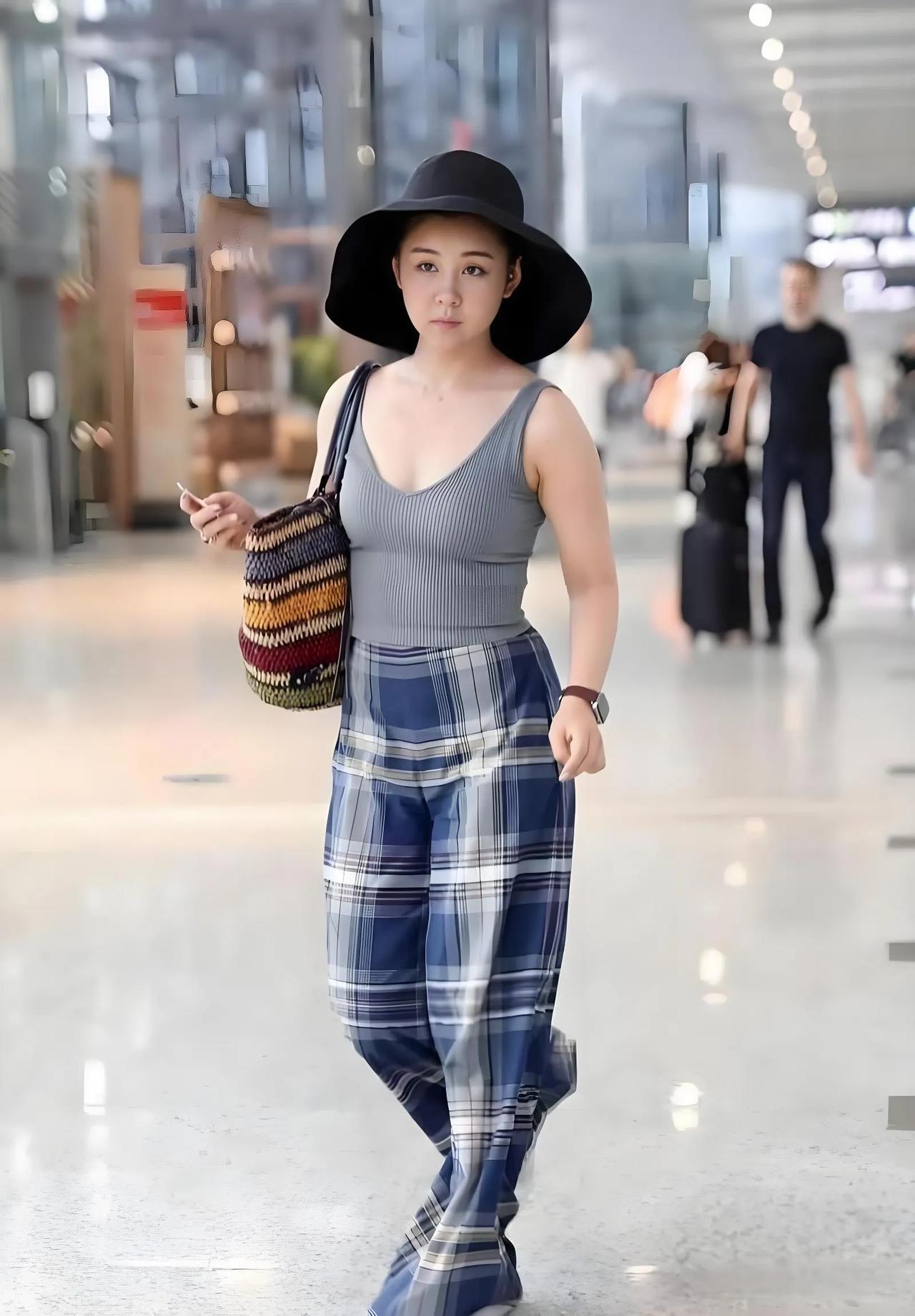 40岁的李小萌依然清纯可人，宛如少女一般。李小萌大家公认的娃娃脸女神，从出道