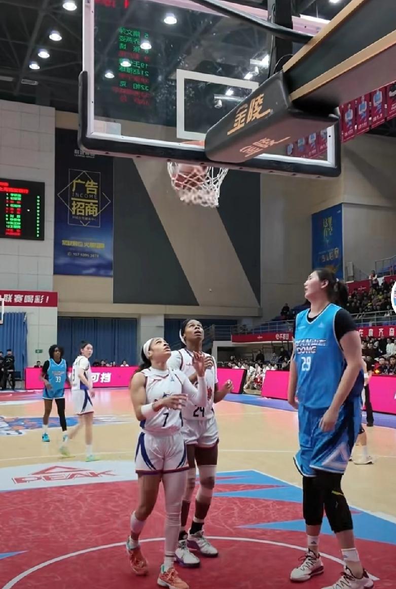 上海女篮成了外援卡特的球队。1月23日晚，上海女篮客场击溃山东女篮，依靠外援卡