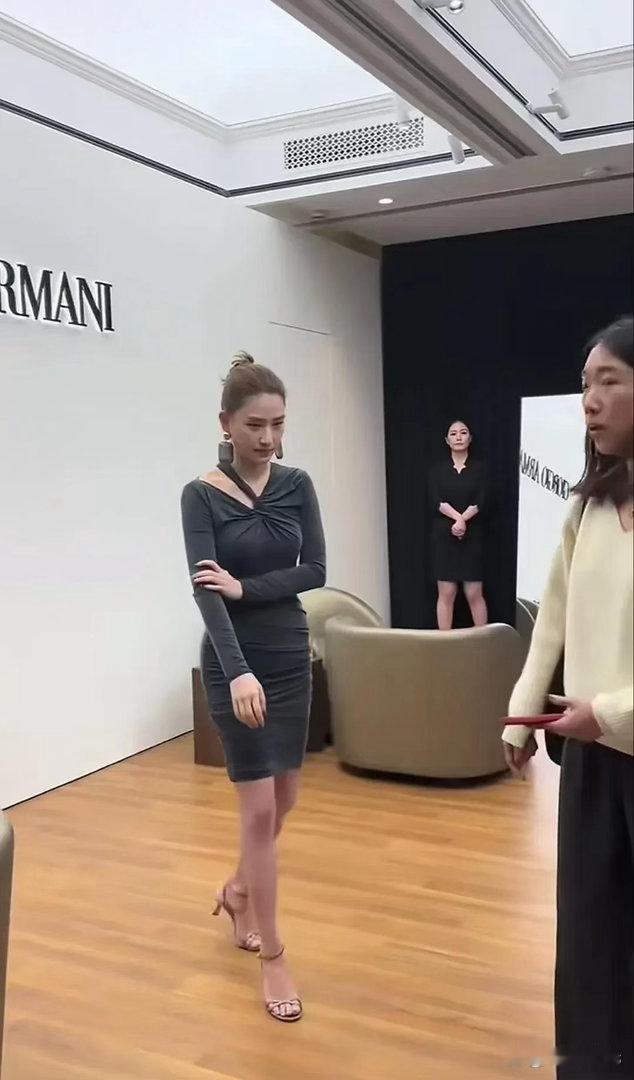 没想到线下真实模样的何超莲，气质样貌格外出彩，真人氛围感直接拉满。