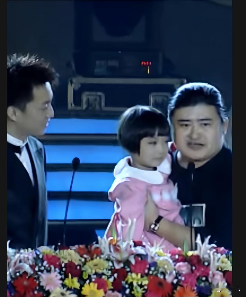 90年代，刘欢上台领奖时，没有人帮忙看孩子。他就直接把小女儿带上领奖台，站在话筒