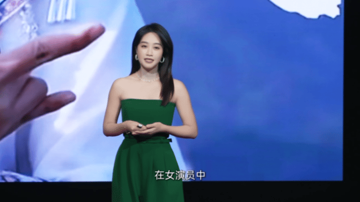 爱你老己在蓝盈莹身上具象化了蓝盈莹的演讲让我明白，“爱你老己”就是掌握人生主动