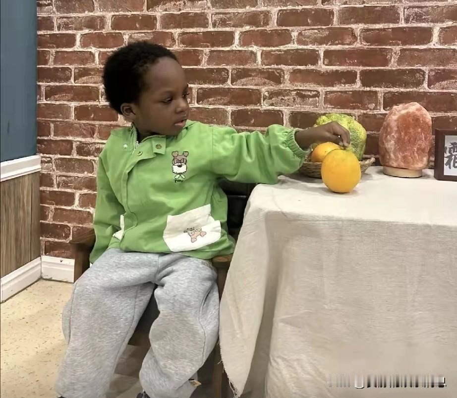 你是老师，不能以偏概全。有位浙江幼儿园老师在网上发表了关于歧视黑人的看